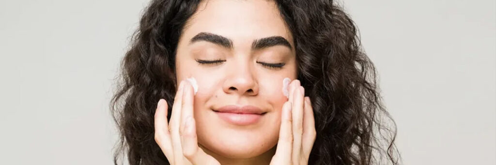 بهترین روتین پوستی در سفر، چگونه در سفر از پوست خود مراقبت کنیم؟