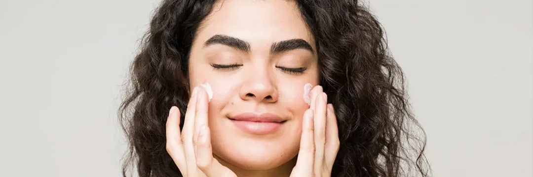 بهترین روتین پوستی در سفر، چگونه در سفر از پوست خود مراقبت کنیم؟